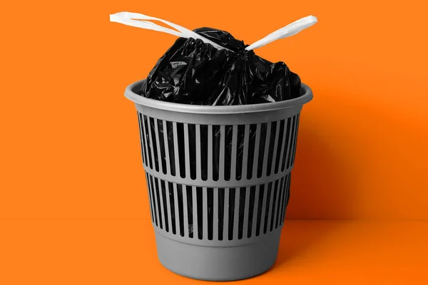 Τσάντα Σκουπίδια Κάδο Απορριμμάτων Στο Φόντο Χρώμα — Φωτογραφία Αρχείου