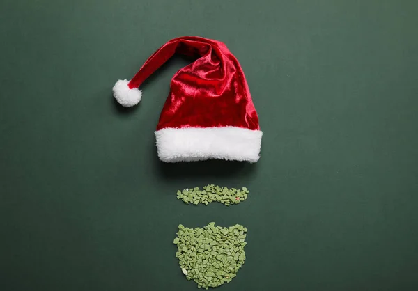 Chapéu Papai Noel Com Barba Feita Polvilhas Sobre Fundo Verde — Fotografia de Stock