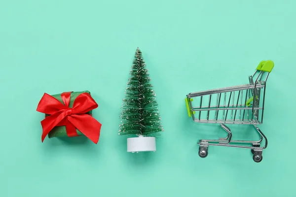 Carrinho Compras Com Árvore Natal Presente Fundo Verde — Fotografia de Stock