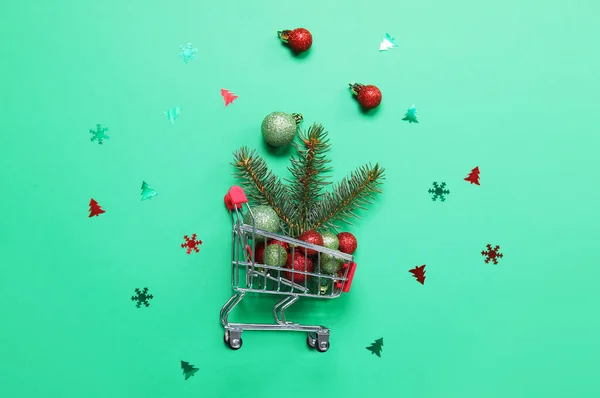 Koszyk Gałązkami Jodły Świąteczne Kulki Zielonym Tle — Zdjęcie stockowe