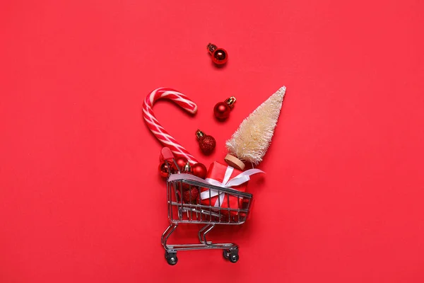 Carrello Con Palline Natale Abete Canna Zucchero Sfondo Rosso — Foto Stock