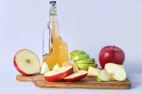 Holztafel Mit Einer Flasche Apfelessig Und Früchten Auf Hellem Hintergrund — Stockfoto