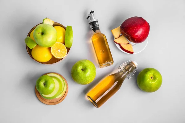 Composición Con Botellas Vinagre Sidra Manzana Frutas Frescas Sobre Fondo — Foto de Stock