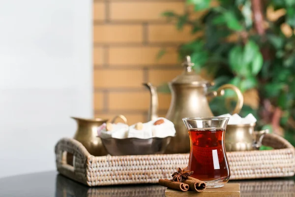 Odadaki Masada Bir Bardak Türk Çayı Tarçın Yakın Plan — Stok fotoğraf