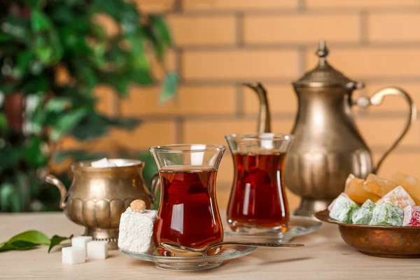Untertasse Mit Glas Türkischem Tee Und Dessert Auf Dem Tisch — Stockfoto
