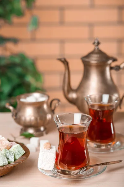 Bir Bardak Türk Çayı Tatlısıyla Fincan Tabağı Masada Yakın Plan — Stok fotoğraf
