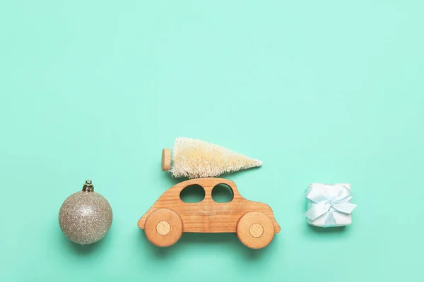 Carro Brinquedo Com Árvore Natal Bola Presente Fundo Verde — Fotografia de Stock