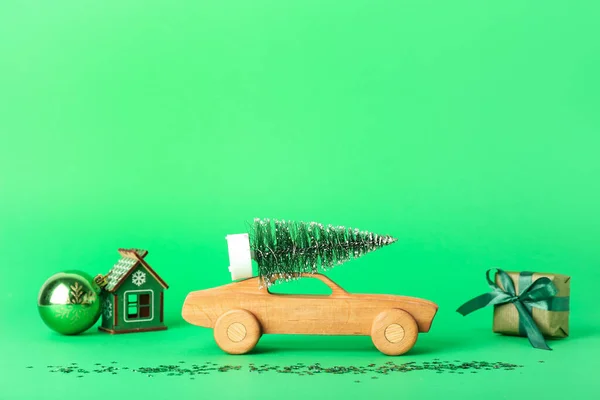 Toy Car Christmas Tree Green Background Closeup — Stock Photo, Image