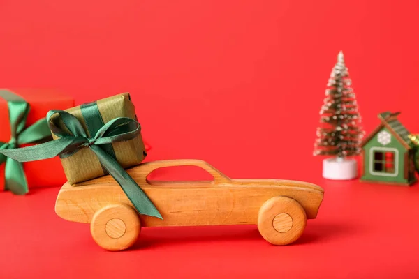 Voiture Jouet Avec Cadeau Noël Sur Fond Rouge Gros Plan — Photo