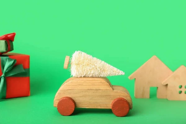 Speelgoedauto Met Kerstboom Groene Achtergrond Close — Stockfoto