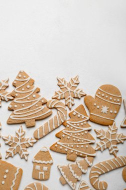 Işık arkaplanda farklı Noel kurabiyeleri