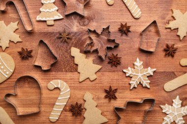 Lezzetli Noel kurabiyeleri, kesiciler ve ahşap arka planda anason içeren kompozisyon