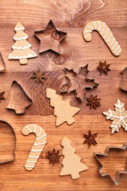 Lezzetli Noel kurabiyeleri, kesiciler ve ahşap arka planda anason içeren kompozisyon
