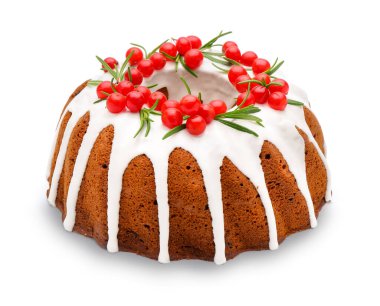 Beyaz arka planda kızılcık olan lezzetli bir Noel pastası.