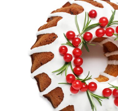 Beyaz arka planda kızılcık olan lezzetli bir Noel pastası, yakın plan.