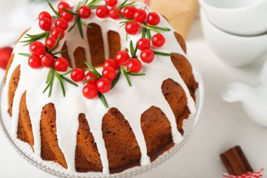 Geleneksel Noel pastalı tatlı standı ışık masasında, yakın plan