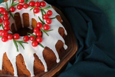 Tahta tahta tahtada lezzetli bir Noel pastası, yakın plan.