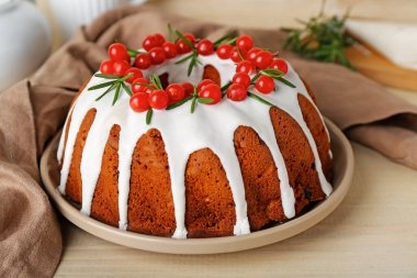 Ahşap masada yaban mersinli nefis Noel pastası, yakın plan.