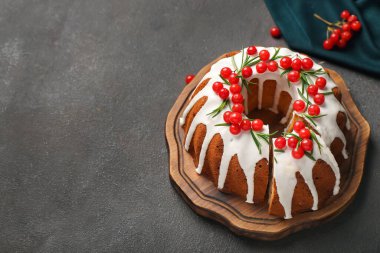 Koyu arkaplanda lezzetli bir Noel pastası olan ahşap tahta.