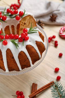 Hafif ahşap arka planda lezzetli Noel pastası olan tatlı standı, yakın plan.