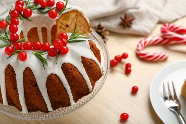 Hafif ahşap arka planda lezzetli Noel pastası olan tatlı standı, yakın plan.