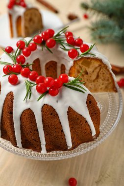 Hafif ahşap arka planda lezzetli Noel pastası olan tatlı standı, yakın plan.