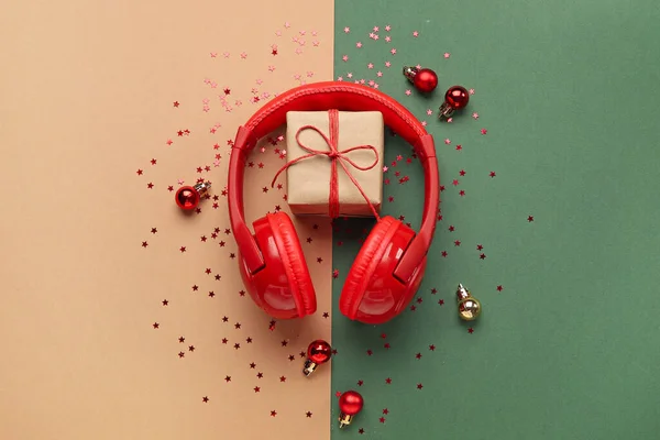 Composition Modern Headphones Christmas Gift Balls Sequins Color Background — Stock Photo, Image