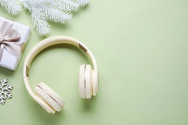 Composition Modern Headphones Christmas Gift Fir Branches Color Background — Stock Photo, Image