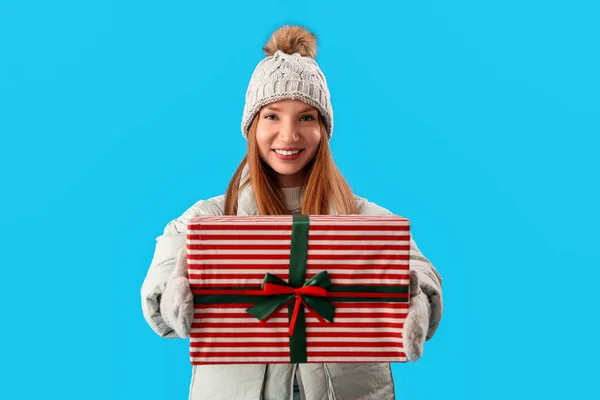 Young Woman Christmas Present Blue Background — Stock Photo, Image