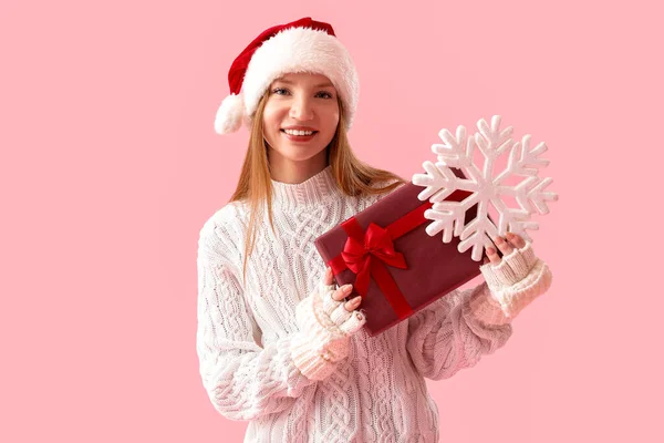 Ung Kvinna Santa Hatt Med Julklapp Och Snöflinga Rosa Bakgrund — Stockfoto
