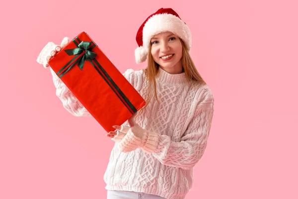 Young Woman Santa Hat Christmas Present Pink Background — Stock Photo, Image