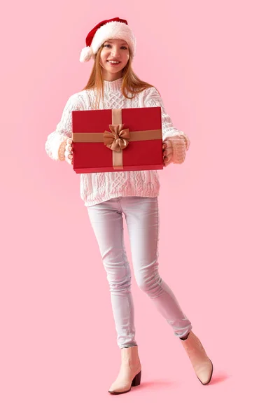 Jonge Vrouw Santa Hoed Met Kerstcadeau Roze Achtergrond — Stockfoto