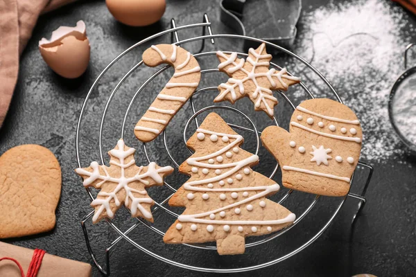 Сетка Вкусным Рождественским Печеньем Темном Фоне Крупным Планом — стоковое фото