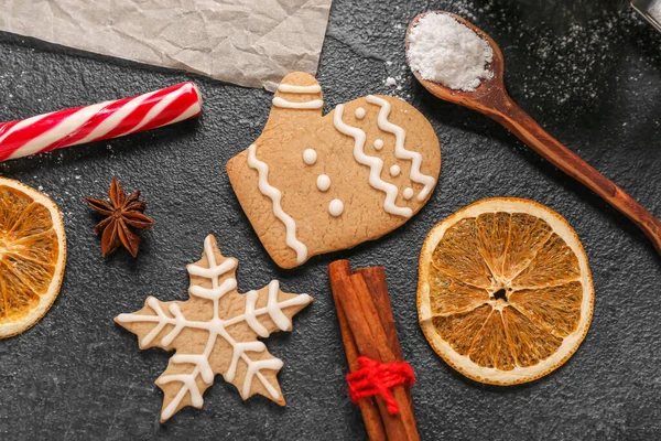 Chutné Vánoční Cukroví Pomerančové Plátky Koření Tmavém Pozadí — Stock fotografie