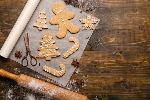 Pečení Papíru Chutnými Vánoční Cukroví Nůžky Koření Dřevěném Pozadí — Stock fotografie
