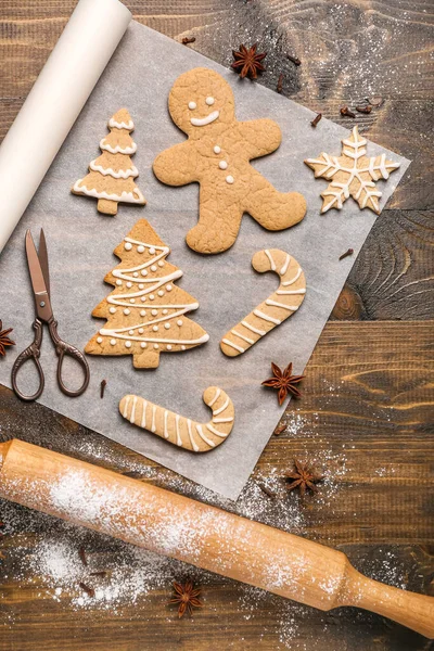 Pečicí Papír Chutnými Vánočními Sušenkami Nůžkami Válečkem Kořením Dřevěném Pozadí — Stock fotografie