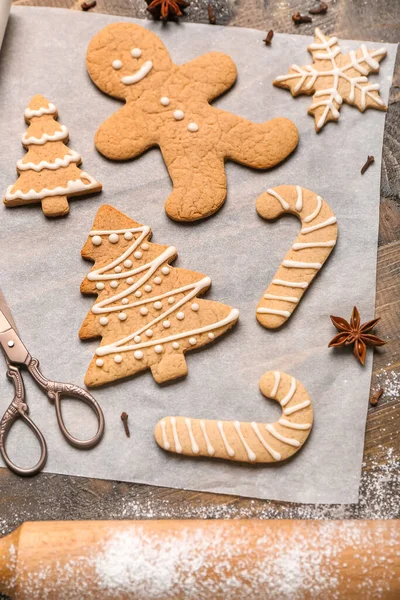 배경에 맛있는 크리스마스 쿠키를 종이접기 클로즈업 — 스톡 사진