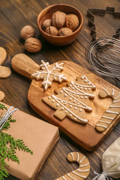 Board Tasty Christmas Cookies Wooden Background Closeup — Stock Photo, Image