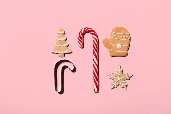 Lezzetli Noel Kurabiyeleri Şeker Kamışı Pembe Arka Planda Makaslı Kompozisyon — Stok fotoğraf
