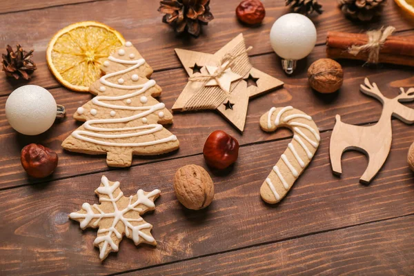 Σύνθεση Νόστιμα Χριστουγεννιάτικα Μπισκότα Και Διακοσμήσεις Ξύλινο Φόντο Closeup — Φωτογραφία Αρχείου