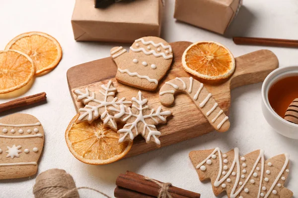 Wooden Board Tasty Christmas Cookies Orange Slices Light Background — Stock Photo, Image