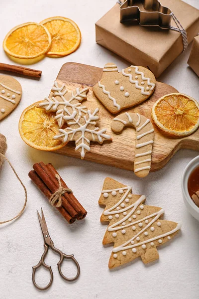 Tavola Legno Con Gustosi Biscotti Natale Cannella Fette Arancia Sfondo — Foto Stock