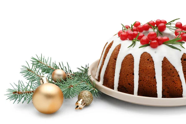 Köstlicher Weihnachtskuchen Mit Preiselbeere Tannenzweig Und Kugeln Auf Weißem Hintergrund — Stockfoto