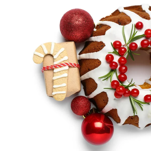 Leckerer Weihnachtskuchen Mit Preiselbeere Geschenk Und Kugeln Auf Weißem Hintergrund — Stockfoto