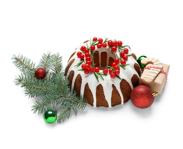 クランベリー モミの枝 ギフトや白い背景にボールとおいしいクリスマスケーキ — ストック写真