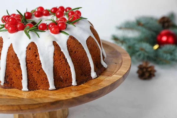 Dessertstand Aus Holz Mit Traditionellem Weihnachtskuchen Auf Hellem Hintergrund Nahaufnahme — Stockfoto