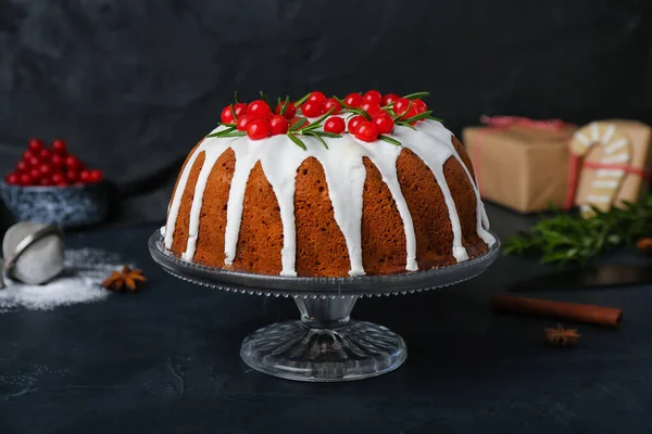 Dessertstandaard Met Traditionele Kerstcake Donkere Achtergrond — Stockfoto