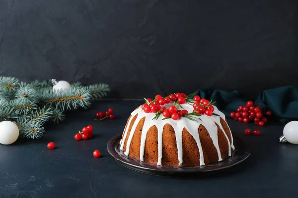 暗い背景にクランベリーと伝統的なクリスマスケーキ — ストック写真