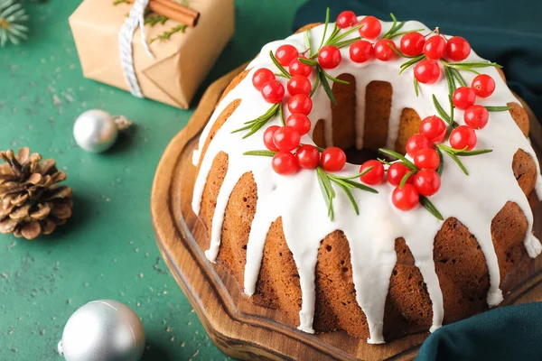 緑の背景においしいクリスマスケーキと木製のボード クローズアップ — ストック写真