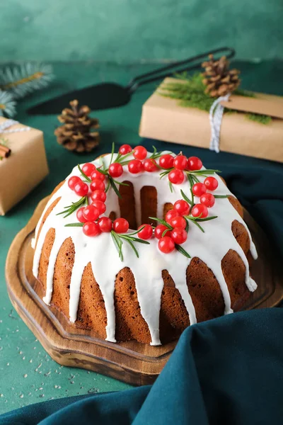 緑の背景においしいクリスマスケーキと木製のボード クローズアップ — ストック写真